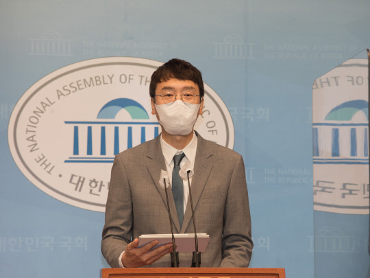 김웅 국민의힘 의원이 9일 오전 서울 여의도 국회 소통관에서 유승민 예비후보 캠프 대변인단 명단을 발표하고 있다. 연합뉴스